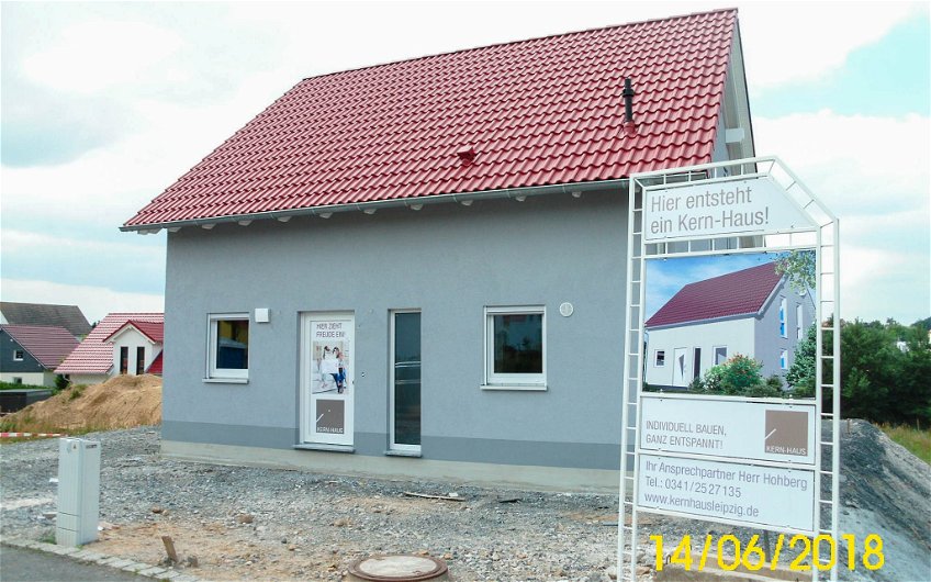 Fertigstellung des grauen Außenputzes an Kern-Haus in Großbardau