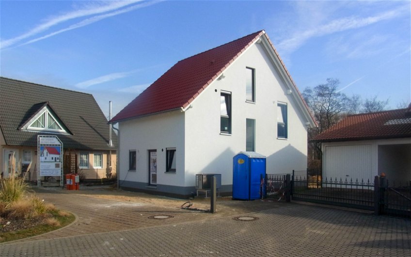 Kern-Haus Familienhaus mit Fenstern und Bauschild in Delitzsch
