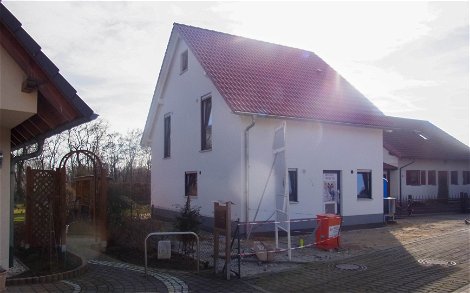 Eingangsansicht Kern-Haus Familienhaus mit Bauschild in Delitzsch