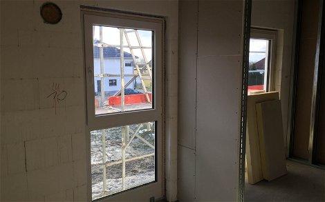 bodentiefe Fenster in Kern-Haus Rohbau