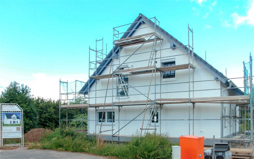 Kern-Haus Rohbau mit fertiggestelltem Außenputz in Wetteritz