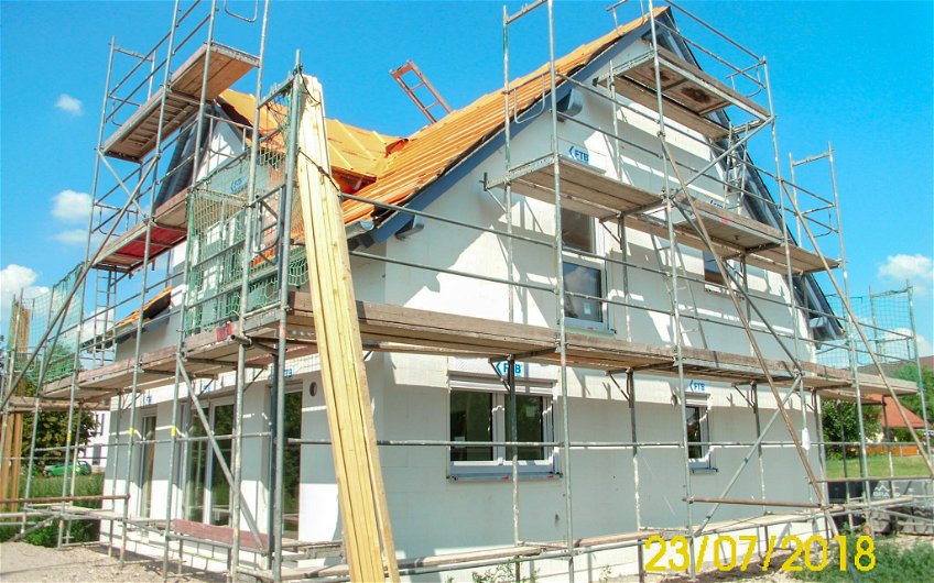 Fenstereinbau und Dacheindeckung bei Kern-Haus Rohbau in Wetteritz