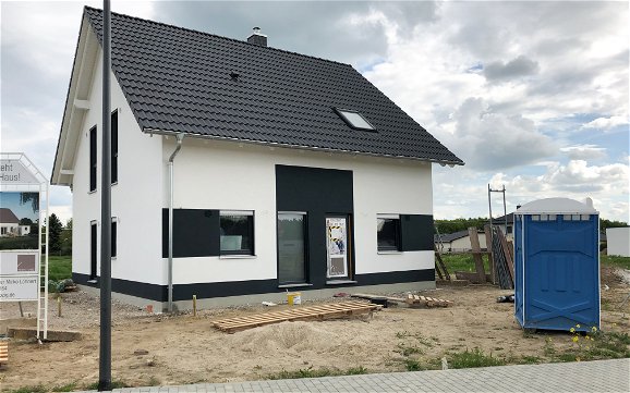 Fertigstellung des Kern-Haus Familienhaus mit farbigem Außenputz in Kitzscher