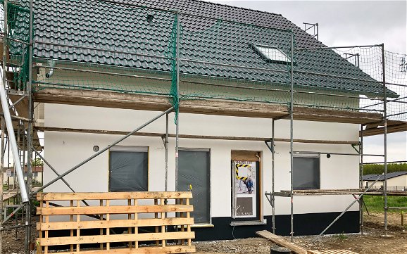 Kern-Haus Familienhaus Eingangsseite mit Außenputz in Kitzscher