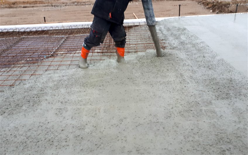 Verfüllen der Bodenplatte mit Beton für Kern-Haus in Kitzscher