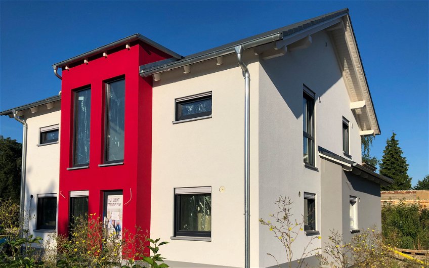 Kern-Haus mit rotem Erker in Baalsdorf