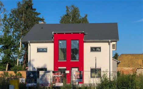 Roter Erker an Kern-Haus in Baalsdorf