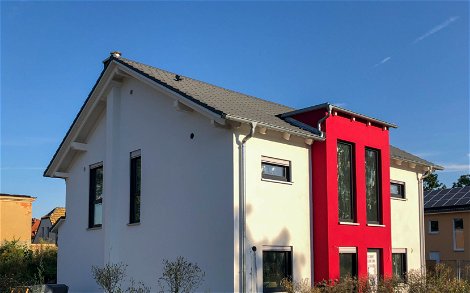 Fertigstellung Außenputz mit rotem Erker an Kern-Haus in Baalsdorf