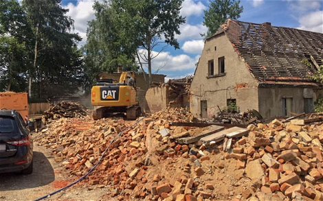 Schutt vom Abriss auf Grundstück in Baalsdorf für Kern-Haus Rohbau