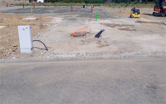 Einfahrt Baustelle mit Gründungspolster für Kern-Haus in Großpösna