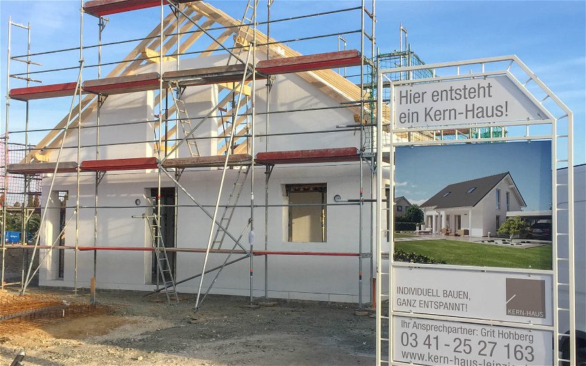 Kern-Haus Rohbau mit Baustellenschild in Großpösna