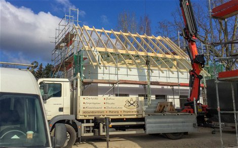 Richten des Dachstuhls auf Kern-Haus Rohbau in Engelsdorf