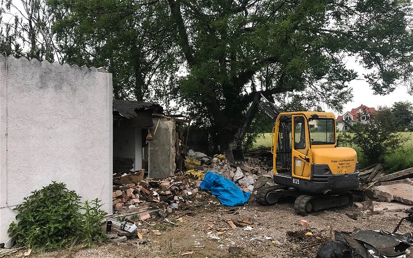 Bagger beim Abriss auf Grundstück in Zweinaundorf für Kern-Haus