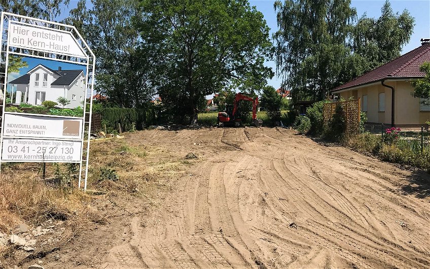 Beräumtes Grundstück mit Bauschild für Kern-Haus in Zweinaundorf