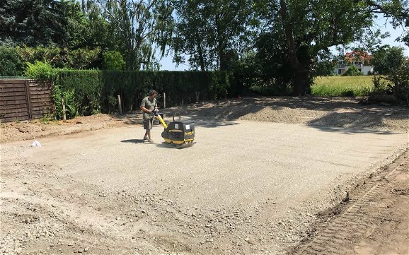 Verfestigen des Gründungspolsters für Bodenplatte eines Kern-Haus in Zweinaundorf