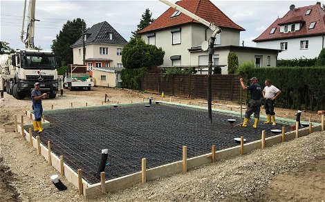 Verfüllen der Bodenplatte mit Beton für Kern-Haus in Zweinaundorf