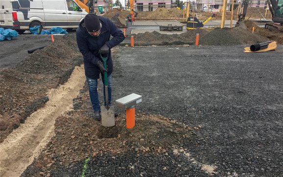 Bauherr bei Grundsteinlegung auf Gründungspolster für Kern-Haus Rohbau in Großpösna