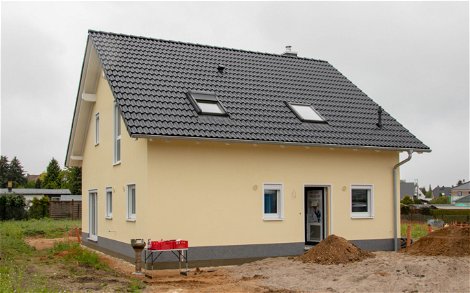 Kern-Haus Familienhaus mit gelbem Außenputz in Machern