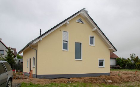 Giebelseite mit Dachbodenfenstern und gelbem Putz an Kern-Haus in Machern
