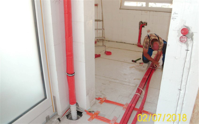 Handwerker bei Sanitärrohinstallation in Kern-Haus in Taucha