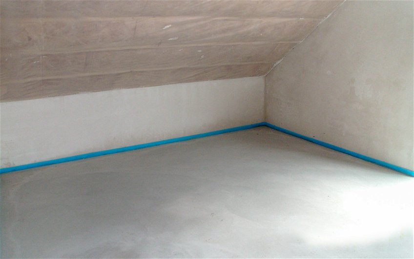 Innenputzarbeiten und getrockneter Estrich in Dachgeschosszimmer des Kern-Haus Rohbau in Göbschelwitz