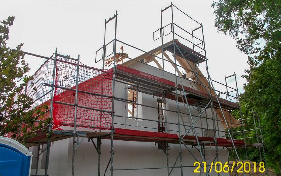 Dachgiebel des Kern-Haus in Göbschelwitz mit Richtkranz