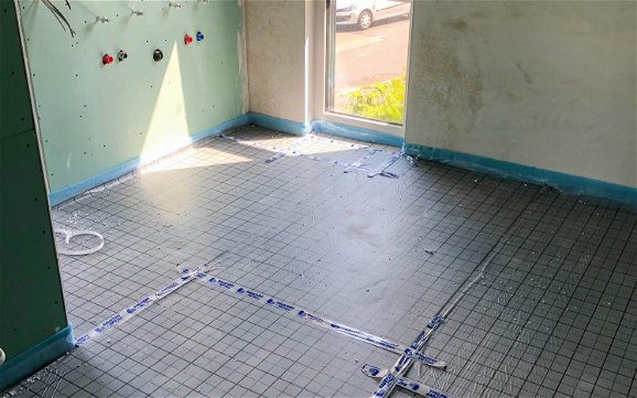 Vorbereitungen für Fußbodenheizung im Bad in Kern-Haus Rohbau in Leipzig