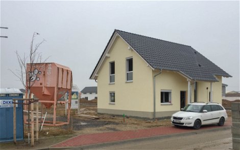 Giebelseite des fertiggestellten Kern-Haus Rohbaus in Zschortau