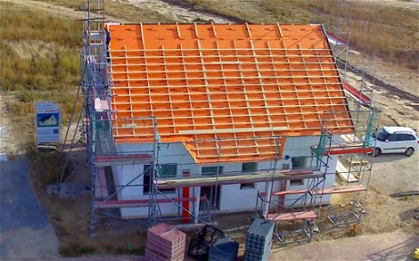 Vorbereitung Dacheindeckung auf Kern-Haus Rohbau in Zschortau