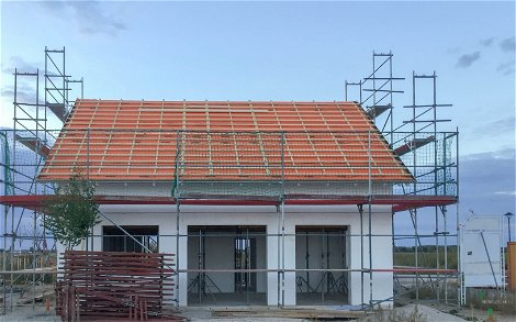Terrassenansicht mit Vorbereitung der Dacheindeckung für Kern-Haus Rohbau in Zschortau