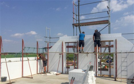 Handwerker beim Stellen des Dachgeschossrohbau für Kern-Haus in Zschortau