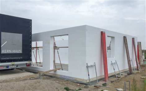 Erdgeschossrohbau aus DuoTherm mit Stützen für Kern-Haus in Zschortau