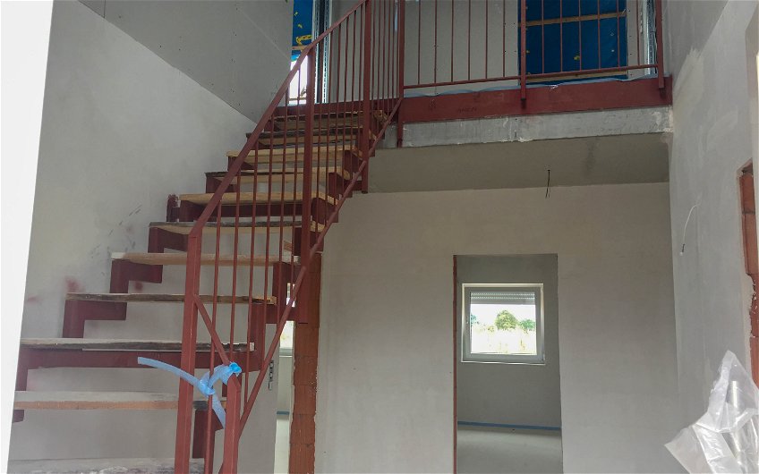 Stahl-Holz-Treppe in Flur in Kern-Haus Rohbau in Geihain