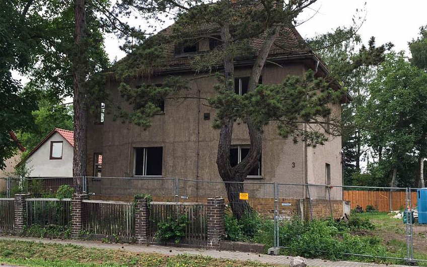 Wohnhaus vor Abriss auf Grundstück in Baalsdorf für Kern-Haus