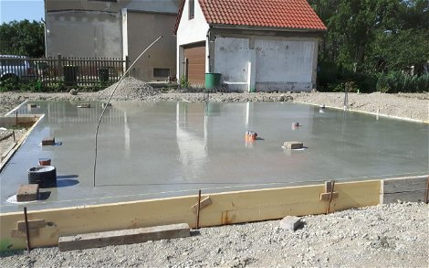 gegossene Bodenplatte für Kern-Haus in Baalsdorf