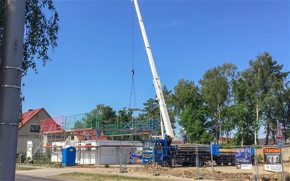 Anlieferung Erdgeschossdecke auf Grundstück für Kern-Haus in Baalsdorf