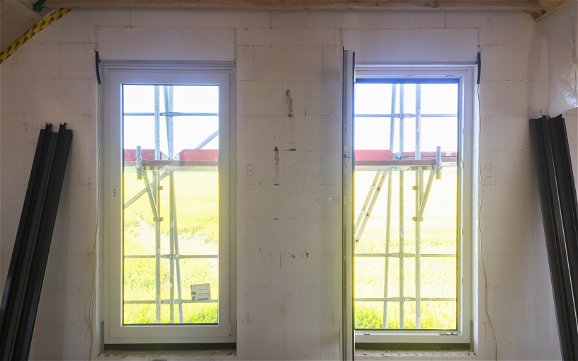 Fenster in Gaube des Dachgeschoss beim Kern-Haus Rohbau in Markranstädt