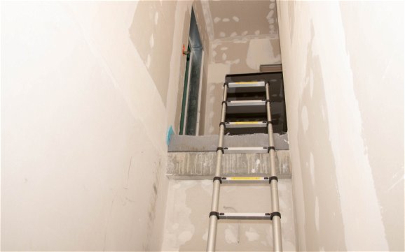 Leiter an Treppendurchbruch zum Dachgeschoss in Kern-Haus Rohbau in Machern