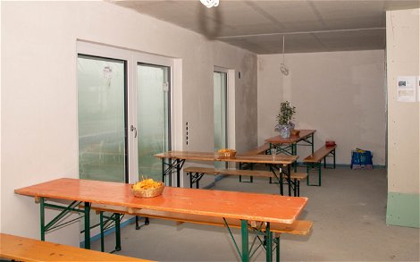 Wohn-Essbereich mit Bierbänken in Kern-Haus Rohbau in Machern