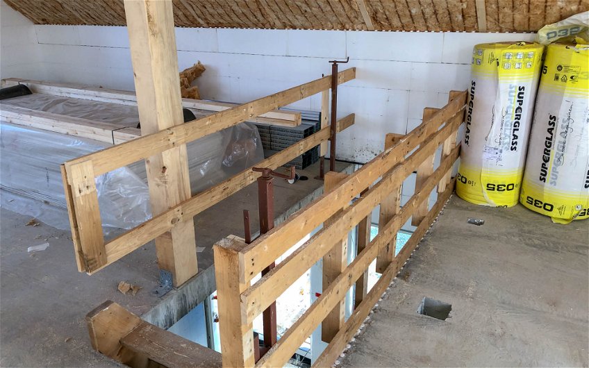 Baustellentreppe mit Palettensicherung in Dachgeschoss des Kern-Haus Rohbaus in Machern