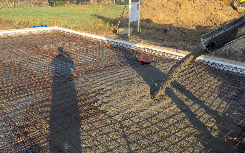 Verfüllen der Bodenplatte mit Beton für Kern-Haus in Machern
