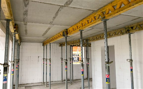 Zwischendecke mit Stützen im Erdgeschoss für Kern-Haus Rohbau in Machern