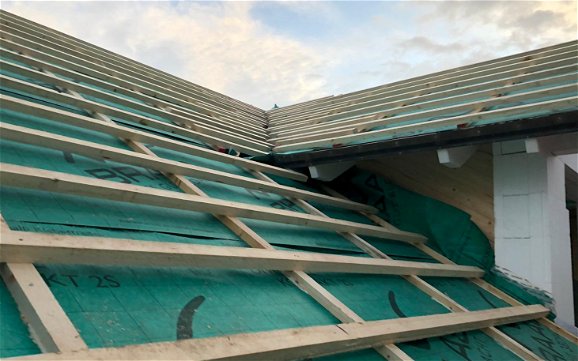 Vorbereitung für Dacheindeckung mit Dachlatten und Folie auf Kern-Haus Rohbau in Großsteinberg