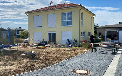 Kern-Haus Stadtvilla in Pegau mit Bierbänken und Catering für Einzugsfest