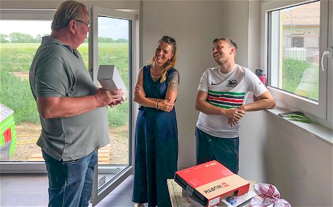 Präsente für Bauherren von Kern-Haus Bauleiter bei Hausübergabe der Stadtvilla in Pegau