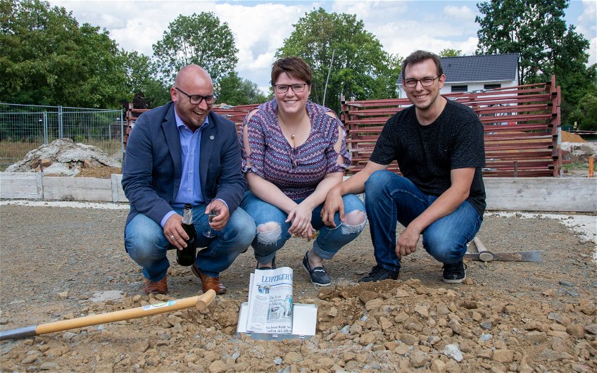 Grundsteinlegung mit Verkaufsberater Ronny Hartmann und Bauherren für Kern-Haus in Eilenburg
