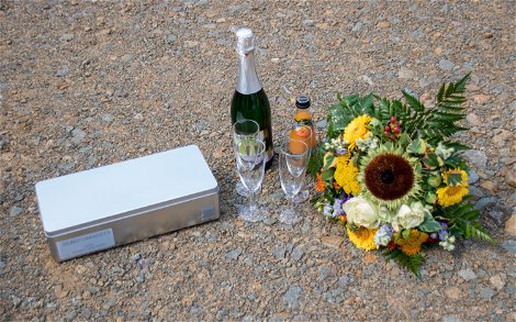 Grundsteinkassette mit Sekt und Blumen für Grundsteinlegung eines Kern-Haus in Eilenburg