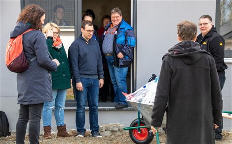 Bauherrenpaar mit Schubkarrengeschenk und Freunden bei Kern-Haus Leipzig Rohbaufest in Eilenburg