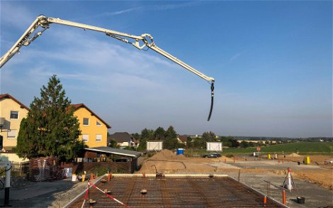 Beginn des Betongießens für Bodenplatte des Kern-Haus in Großsteinberg