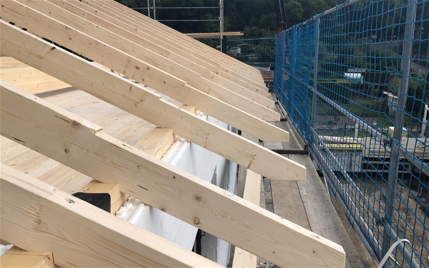 Sparren des Dachstuhls für Kern-Haus Stadtvilla Rohbau in Großsteinberg